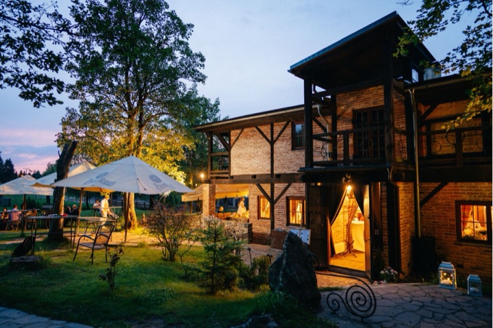 Villa Botanika – zahrada večer